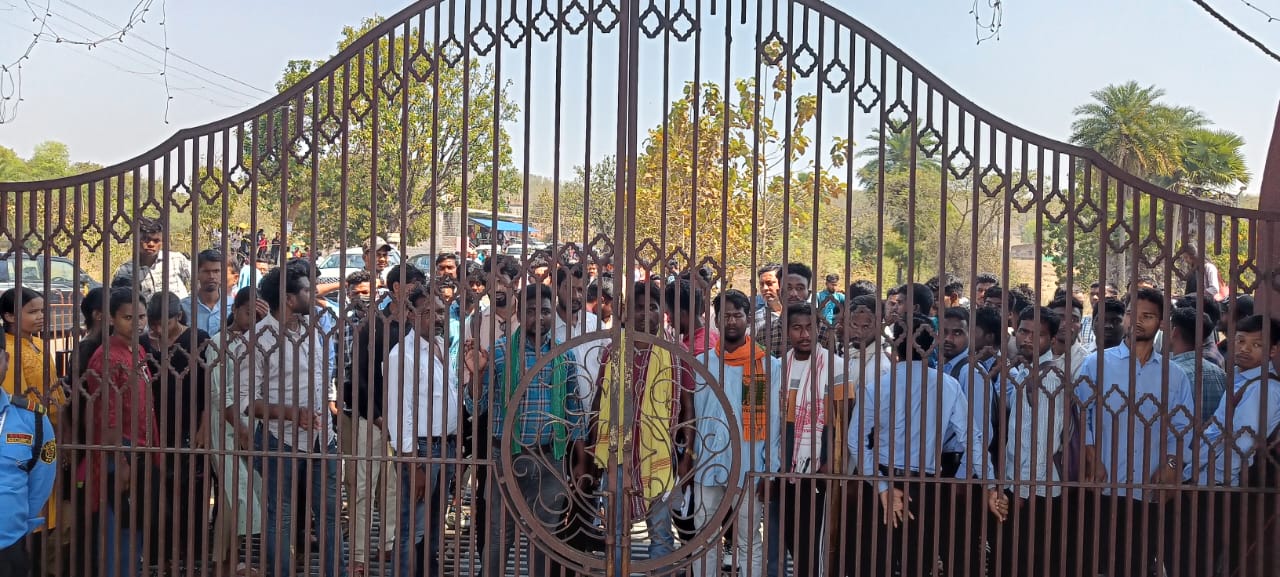 दुमका: सिदो कान्हू मुर्मू विश्वविद्यालय प्रबंधन के खिलाफ फूटा छात्रों का गुस्सा, विश्वविद्यालय के मेन गेट पर किया ताला बंद, पढ़ें क्या है इनकी मांग    