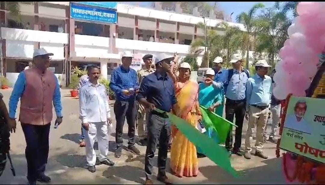 अब कुपोषण मुक्त बनेगा देवघर! डीसी ने जागरूकता रथ को दिखाई हरी झंडी,पढ़ें स्वास्थ्य के प्रति कैसे जागरूकता फैलाएगा रथ    