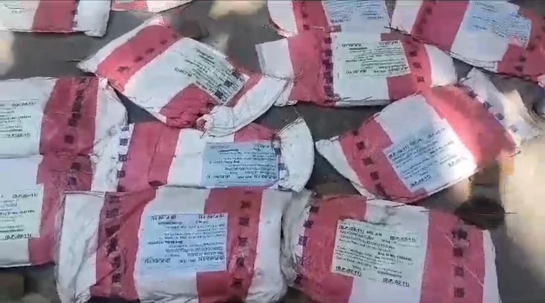 बिहार में के के पाठक के रहते ये क्या! खुले आसमान के नीचे कचरे की तरह पड़ा है प्रश्नपत्रों का बंडल , सूबे में कल से होनी है  9वीं और 11वीं की परीक्षा