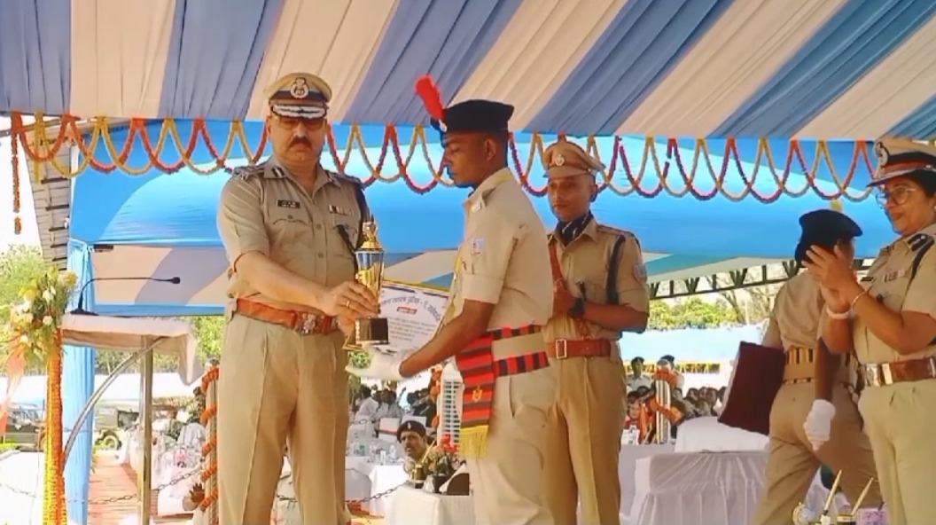 जैप-9 परिसर तृतीय सत्र में 111 महिला जवान सहित 489 जवानों का बुनियादी प्रशिक्षण हुआ संपन्न, परेड में राज्य के डीजीपी सहित अन्य पुलिस पदाधिकाररियों ने ली सलामी