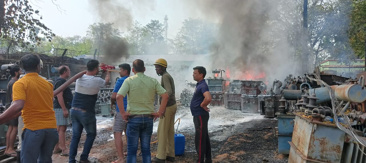 बिजली विभाग के गोदाम में लगी आग, इलाके में मची अफरा-तफरी, जानिए आगे फिर क्या हुआ 