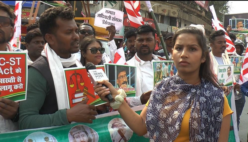 सरना धर्म स्थल पर आरएसएस का झंडा! जेल का फाटक टूटेगा हेमंत सोरेन छूटेगा, आदिवासी संगठनों के आक्रोश मार्च में गूंजते नारे