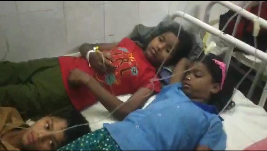 अररिया:मिड डे मिल का खाना खाने से बिगड़ी 4 दर्जन बच्चों की तबीयत, अस्पताल में कराया गया भर्ती, पढिए फिर आगे क्या हुुआ