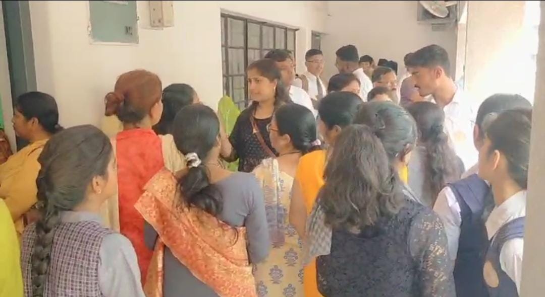 जमशेदपुर:राजेंद्र विद्यालय में परिजनों ने घंटों काटा बवाल, पढ़ाई में लापरवाही बरतने के आरोप में किया हंगामा, पढ़ें क्या है मांग   