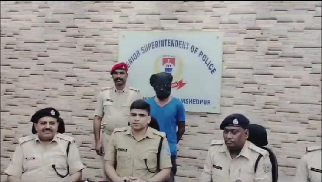 जमशेदपुर:पुलिस ने गुप्त सूचना के आधार पर एक शातिर को किया गिरफ्तार, देशी पिस्टल और 4 जिंदा कारतूस बरामद, पढ़ें सिटी एसपी ने क्या कहा   