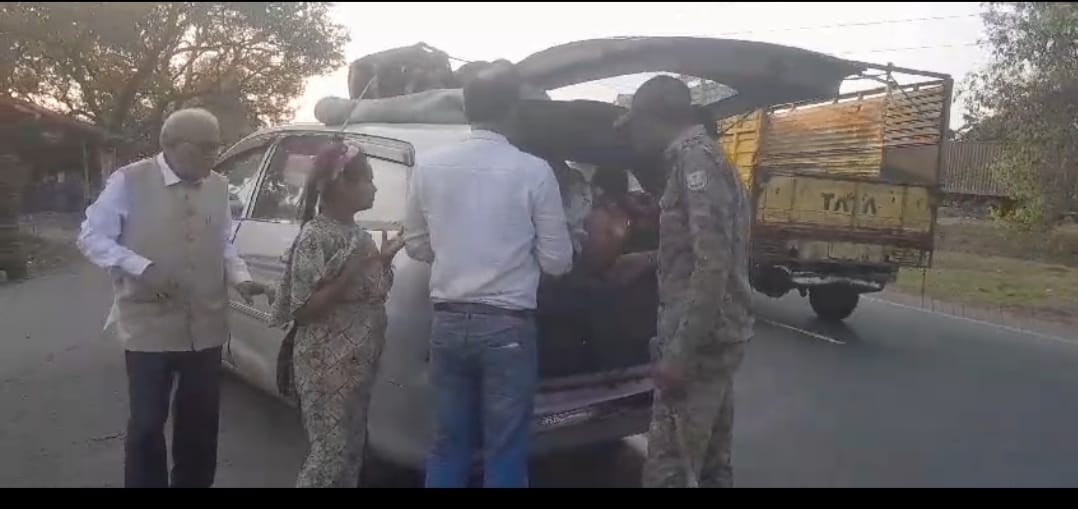 BREAKING : धनबाद के मैथन चेकपोस्ट पर पुलिस ने कार से बरामद किए दस लाख रुपए,चल रही है जांच