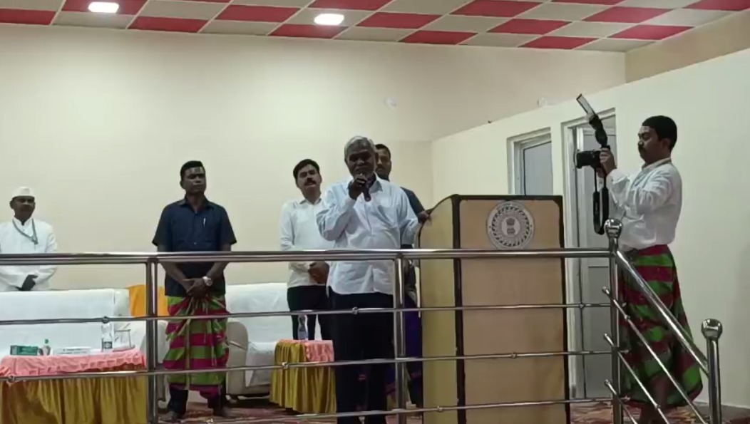 अपने पैतृक गांव झिलिंगगोड़ा पहुंचे मुख्यमंत्री चंपई सोरेन, जहां उन्होंने जाहेर थान में पूजा अर्चना कर बाहा पर्व की दी शुभकामना