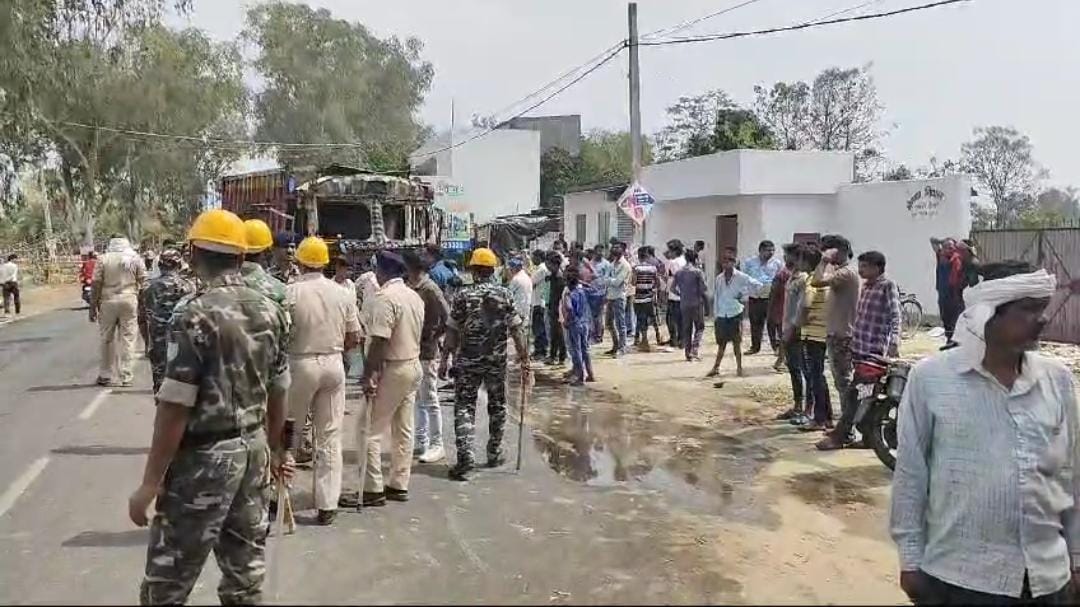 देवघर: घर से राशन लेने निकला था युवक सड़क हादसे में हुई मौत, ग्रामीणों ने किया सड़क जाम