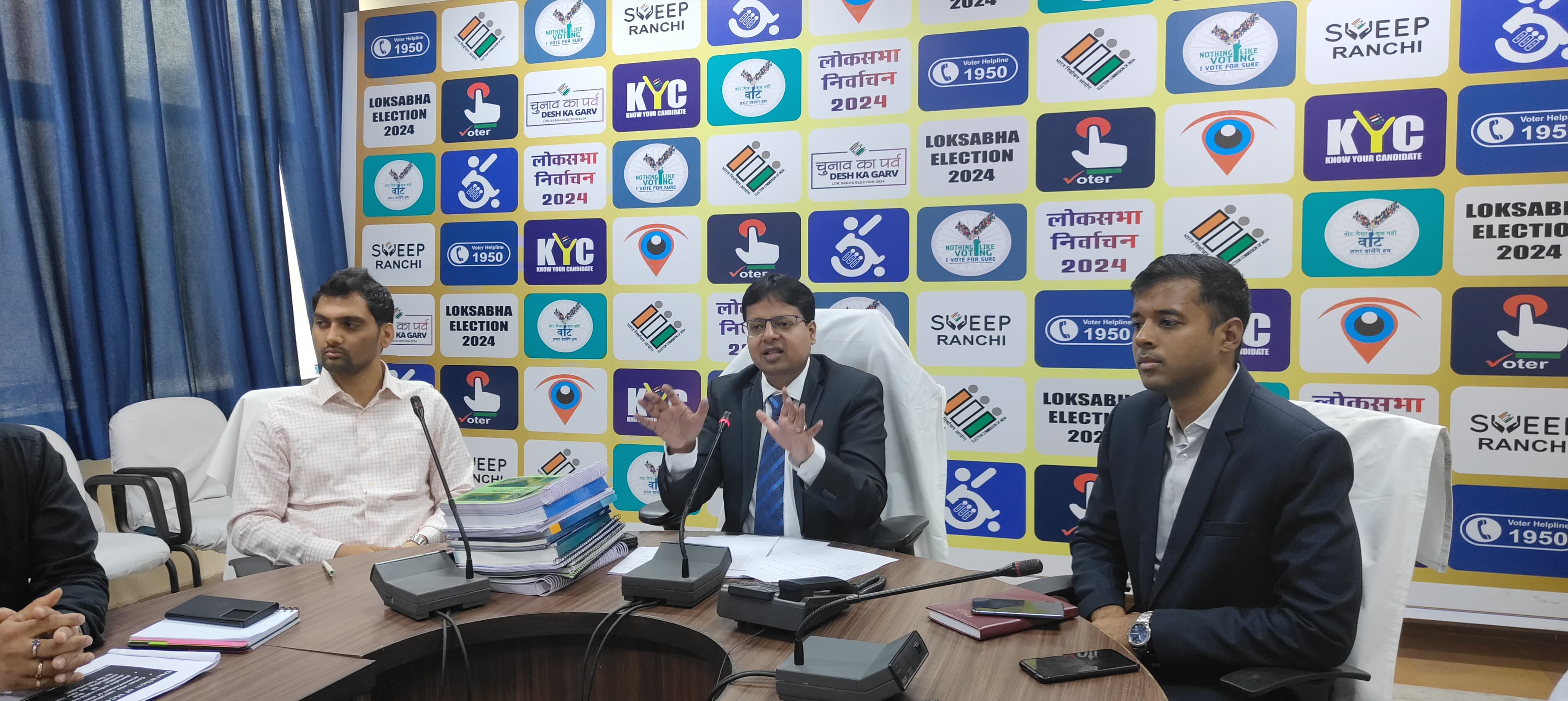 लोकसभा निर्वाचन 2024 को लेकर जिला निर्वाचन पदाधिकारी ने की बैठक, सभी कार्यों को ससमय सम्पादित करने का दिया निर्देश