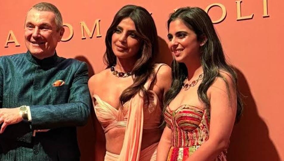  ईशा अंबानी के होली जश्न में देसी गर्ल ने लूटी महफिल, साड़ी लुक में बला की खूबसूरत लगी प्रियंका चोपड़ा, फोटो और वीडियो वायरल    