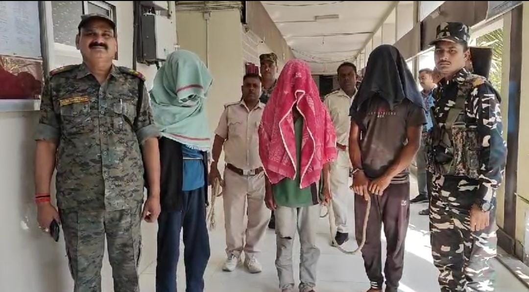 चतरा: टीएसपीसी नक्सलियों को बड़ा झटका, तीन नक्सल समर्थक गिरफ्तार, कई नक्सली सामान और पर्चा जब्त 