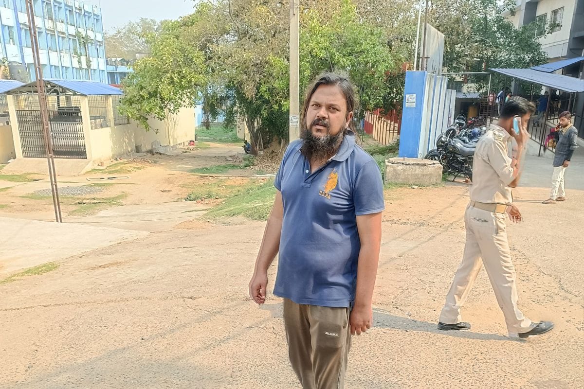 DHANBAD: मां मर चुकी थी लेकिन बेटा मानने को तैयार नहीं था, घर में रखे रहा लाश,फिर मुहल्ले वालों की शिकायत पर पढ़िए आगे क्या हुआ