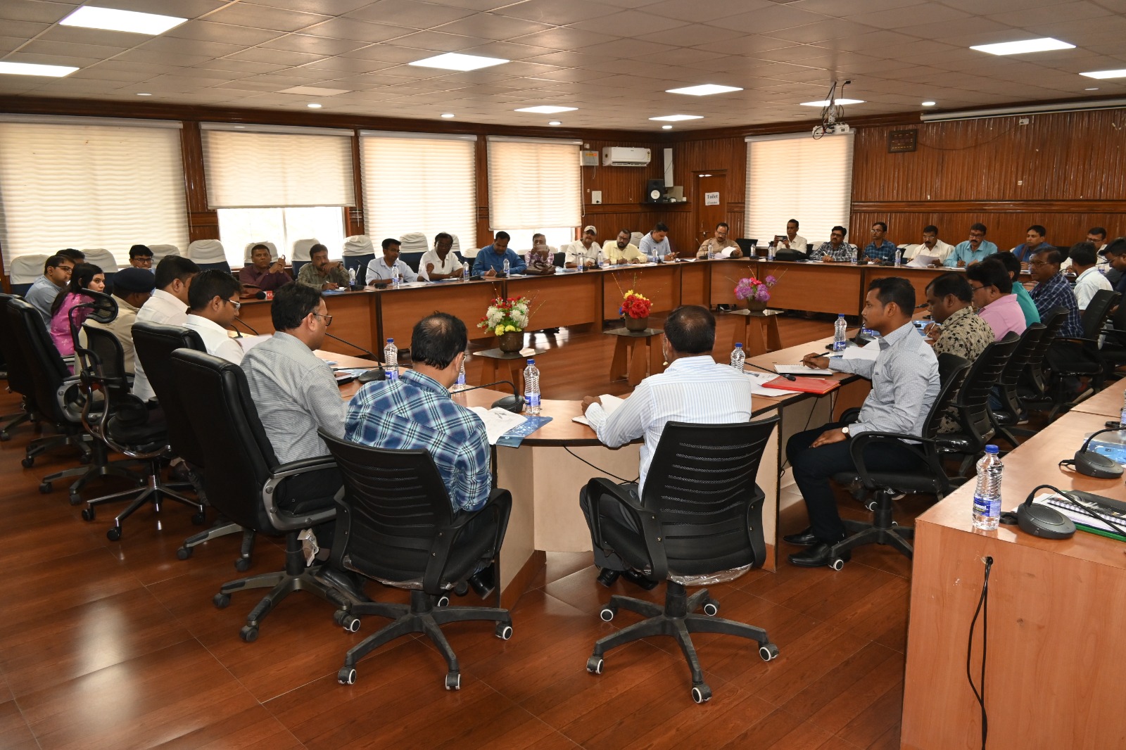 दुमका में पुरुष से ज्यादा है महिला मतदाता की संख्या, 4 ट्रांसजेंडर भी प्रजातंत्र के महापर्व में होंगे शामिल, चुनाव की तैयारियों को लेकर प्रशासन ने कसी कमर  