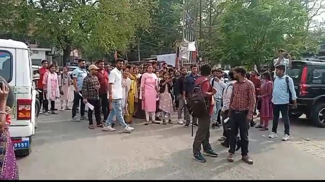 JPSC परीक्षा: धनबाद के दिल्ली पब्लिक स्कूल सेंटर पर भी परीक्षार्थियों ने किया हंगामा,पहुंची पुलिस 