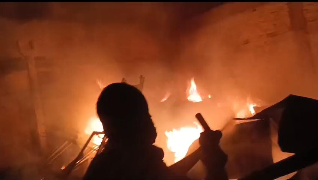 बेगूसराय के टेंट पंडाल में लगी भीषण आग, 30 लाख से अधिक की संपत्ति जलकर राख 