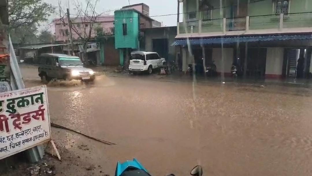 कुछ घंटों की मूसलाधार बारिश से गुमलावासियों का जीवन हुआ अस्त व्यस्त, कई एकड़ में  लगे टमाटर और तरबूज की फसल बर्बाद