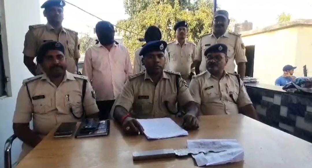 प्यार करने की मिली खौंफनाक सजा! लड़की के पिता ने भरी पंचायत में प्रेमी को चाकू मारकर उतारा मौत के घाट, तीन आरोपी गिरफ्तार, पढ़ें दिल दहलानेवाली पूरी घटना