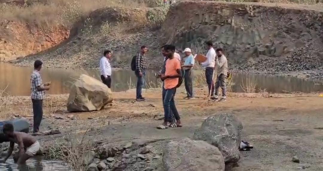 Sahibganj news:नींबू पहाड़ में हुए अवैध खनन की जांच को लेकर फिर बढ़ी सीबीआई  की दबिश, स्थानीय गोताखोरों को खदान में जमे पानी में उतारकर कराई गई मापी