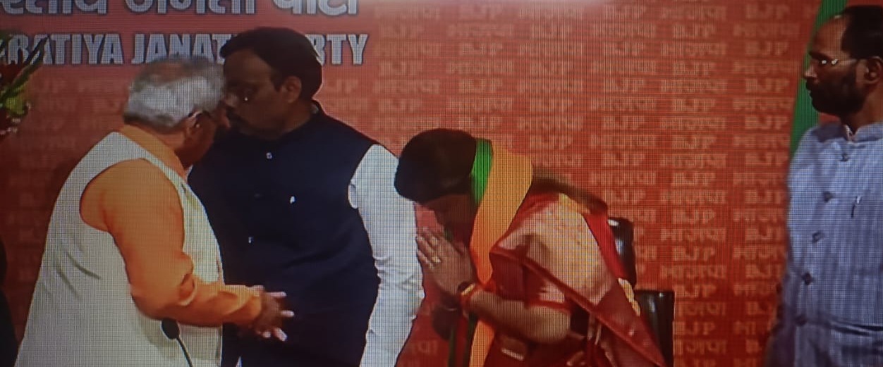 BREAKING : राम के पार्टी में सीता, झामुमो से मोह हुआ भंग तो BJP में हुई शामिल