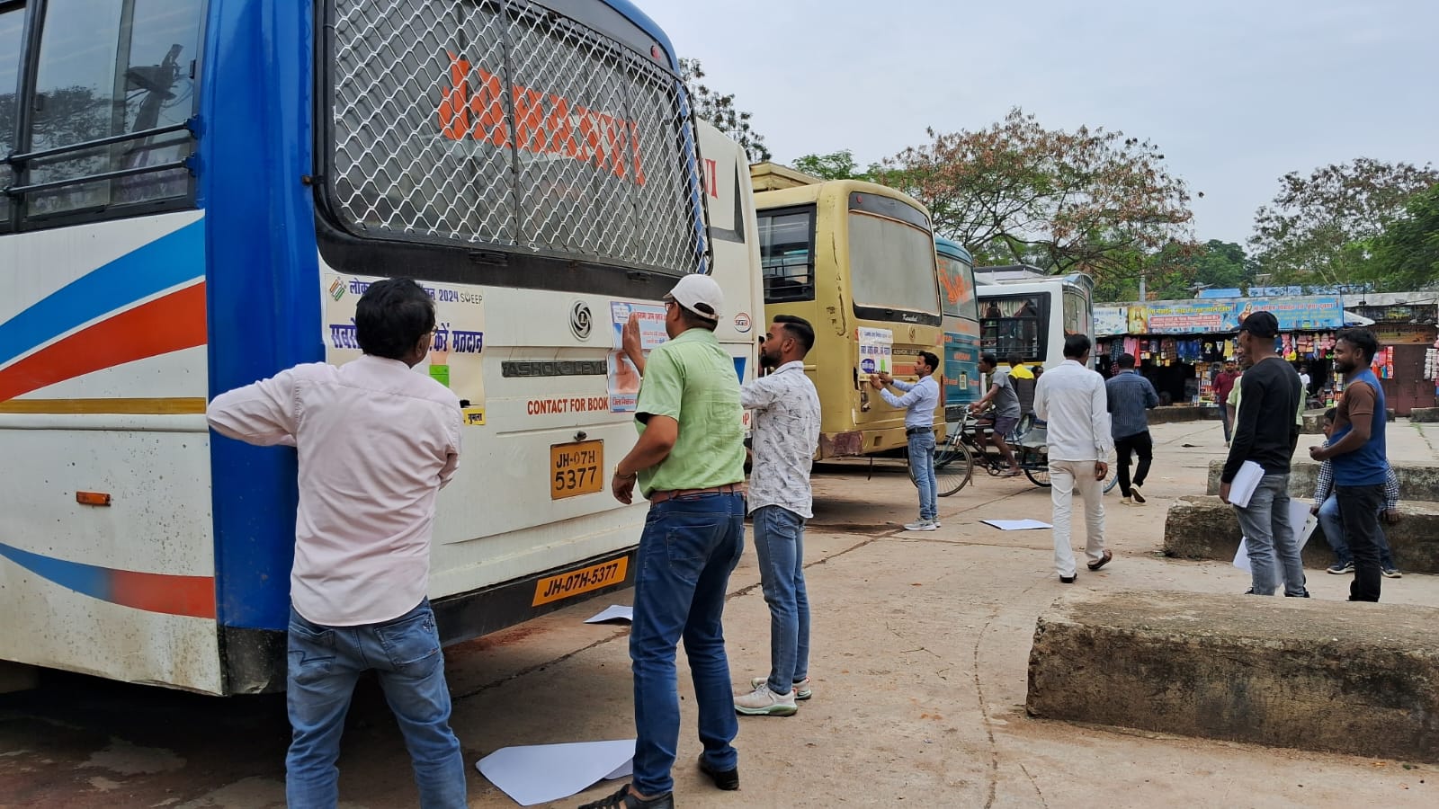 गुमला : स्वीप कार्यक्रम के तहत वाहनों में लगाए गए चुनाव जागरुकता से संबंधित पोस्टर