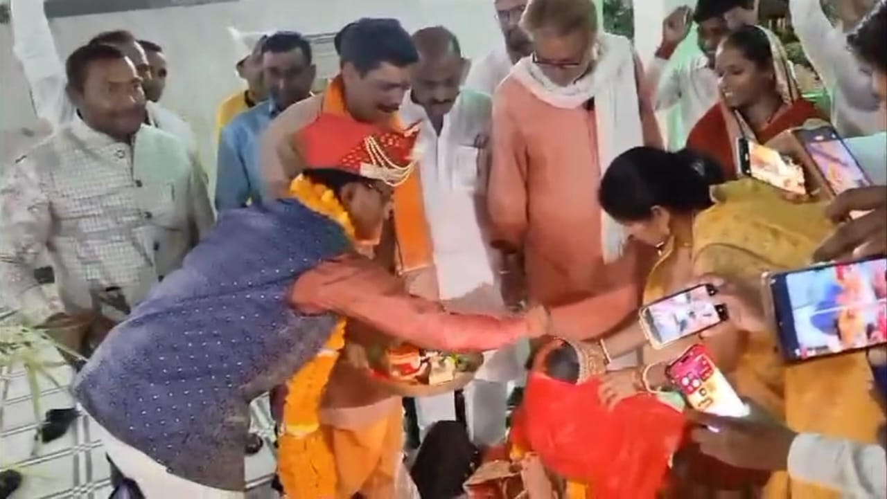 Bihar News : खाकी वेब सीरीज़ के गैंगस्टर की चुनाव में एंट्री, 60 साल में रचायी शादी, जानिए क्या है बिहार के इस डॉन का गेम प्लान