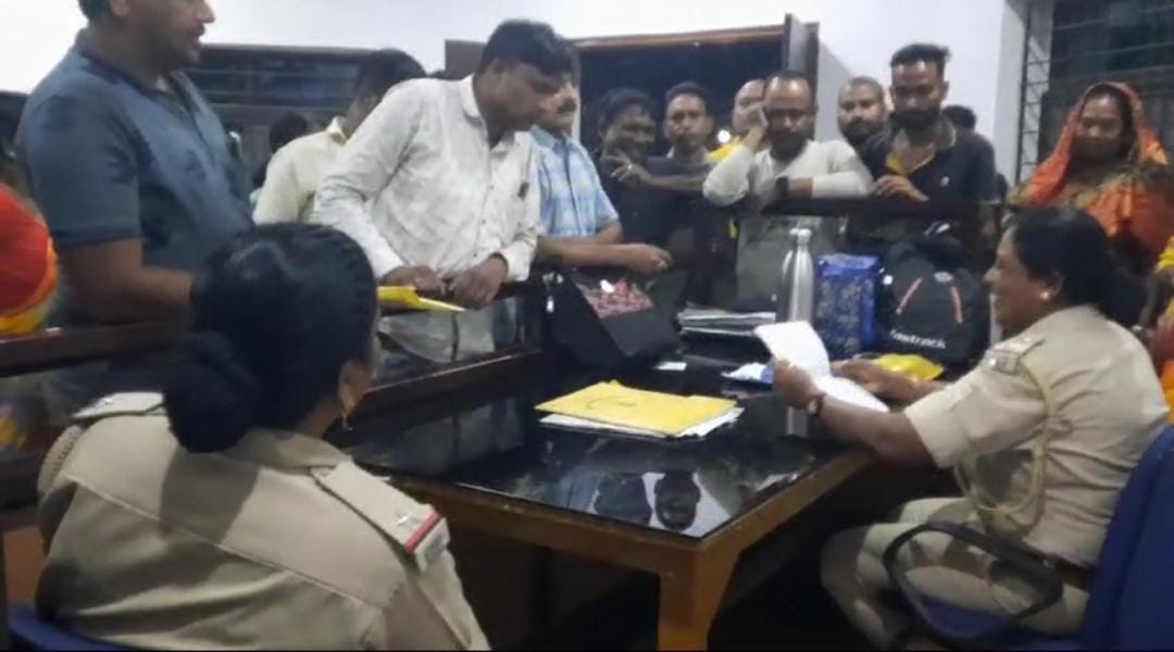 सरायकेला: 45 साल पहले पूजा कमिटी ने पुरोहित को दी थी जमीन, अब खाली करने के लिए बनाया जा रहा दबाब, पढ़ें वजह