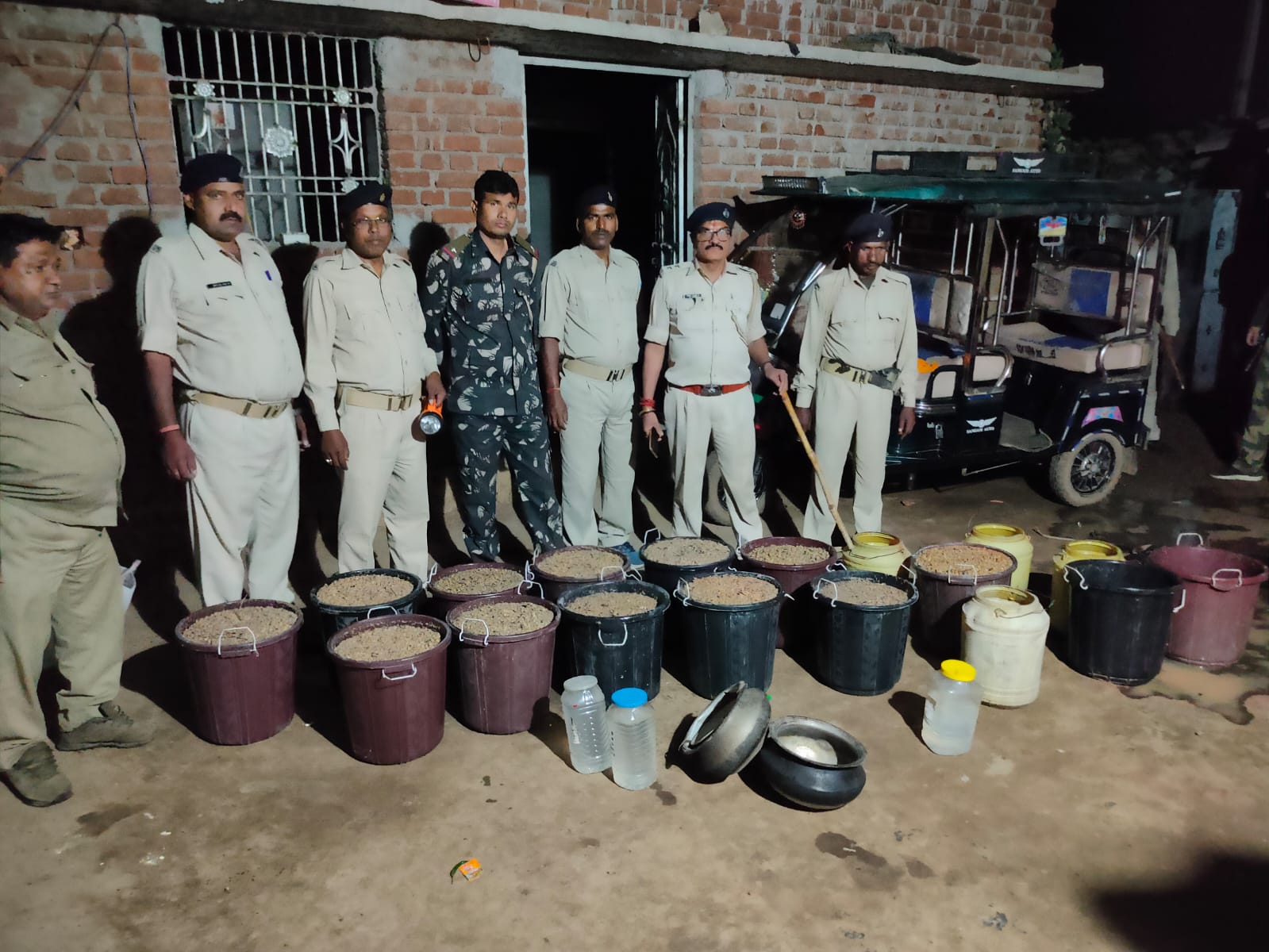 होली को लेकर अवैध शराब के खिलाफ उत्पाद विभाग का अभियान,पढ़िये कहां से बरामद हुआ 220 केजी जावा महुआ औऱ 35 लीटर चुलाई शराब 