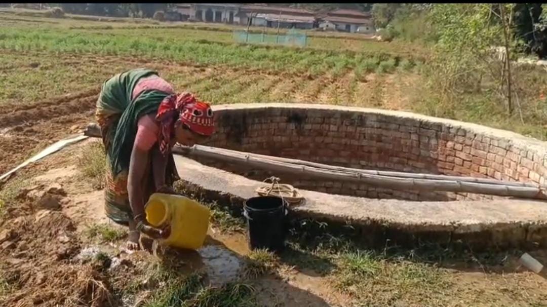 देश मना रहा है विश्व जल दिवस, लेकिन बूंद-बूंद को तरस रहे लोहरदगा के ग्रामीण, वर्षों से खराब पड़े है कई हैंडपंप,लेकिन विभाग को नहीं है परवाह     