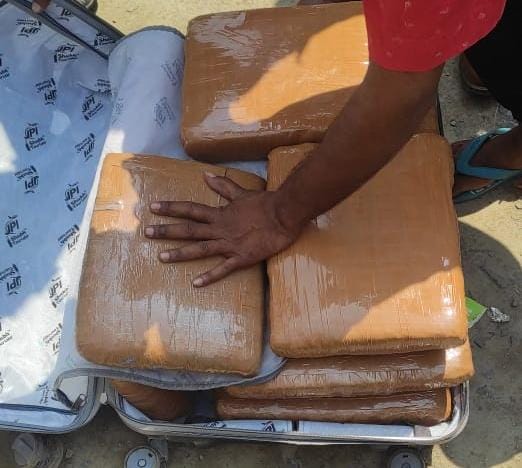 SAHIBGANJ NEWS: जांच के दौरान पुलिस ने बरामद किया 40 किलो गांजा, तस्कर सूटकेस छोड़ मौके से हुआ फरार
