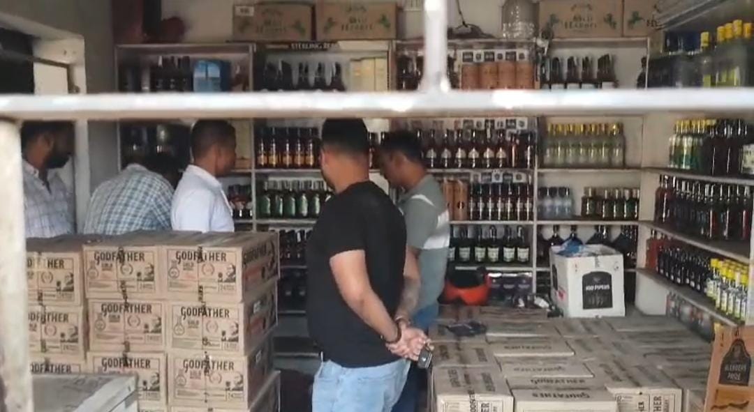 सरायकेला में बढ़ा चोरों का आतंक! कांड्रा के शराब दुकान में लाखों की चोरी; पुलिस की सक्रियता पर उठे सवाल     