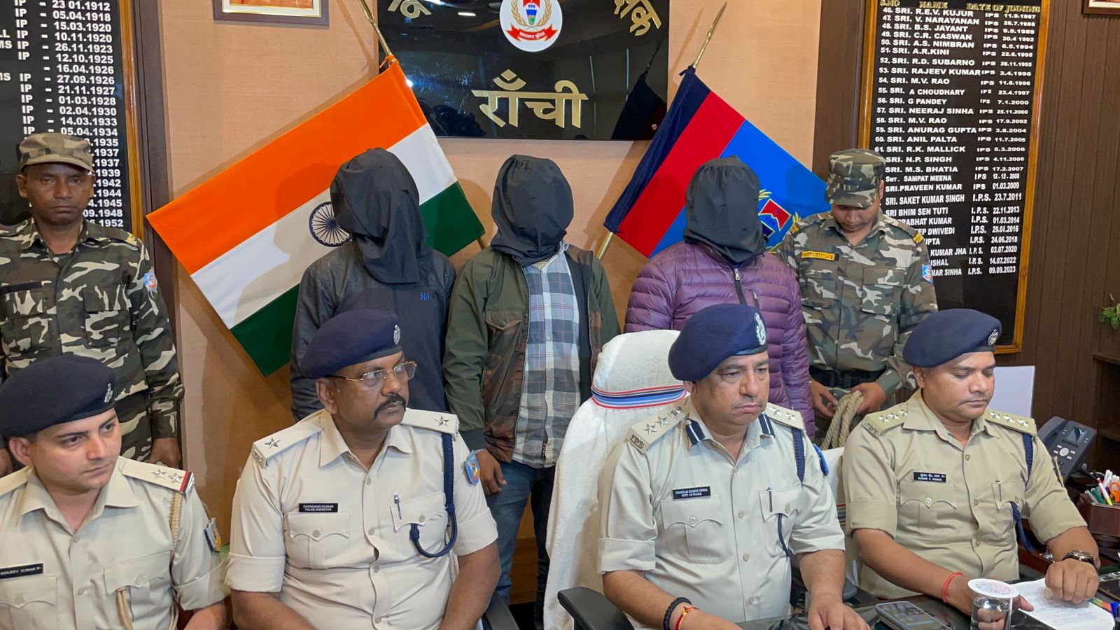 ALERT : रांची शहर में कंगन गिरोह का दस्तक , हो जाए सावधान !  क्योंकि  सड़क पर पड़े जेवर उठाते ही हो जाता है बड़ा खेल