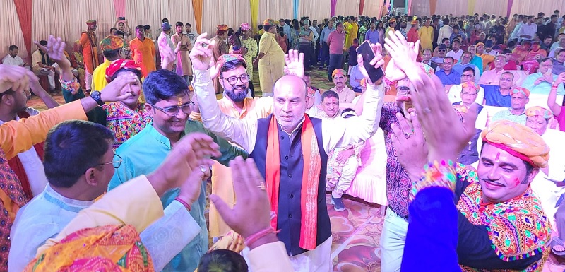 चुनावी मौसम में होलियाना मूड में नजर आए फारबिसगंज के बीजेपी विधायक विद्यासागर केसरी, होलीकोत्सव में जमकर किया एंजॉय