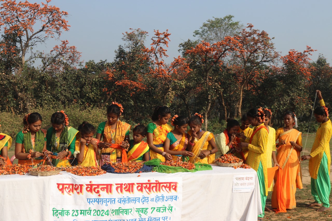 धनबाद के बलियापुर में होली के पहले हुए पलास वंदन कार्यक्रम को लोगों ने दी अद्भुत की संज्ञा,जानिए इसका डिटेल्स 