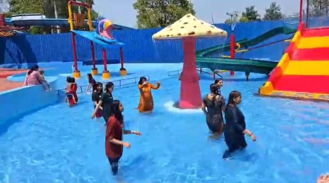 जमशेदपुर में गर्मी ने दी दस्तक, तो लोगों को लुभाने लगा वाटर पार्क, शहरवासी वेव पूल का जमकर उठा रहे हैं लुफ्त   