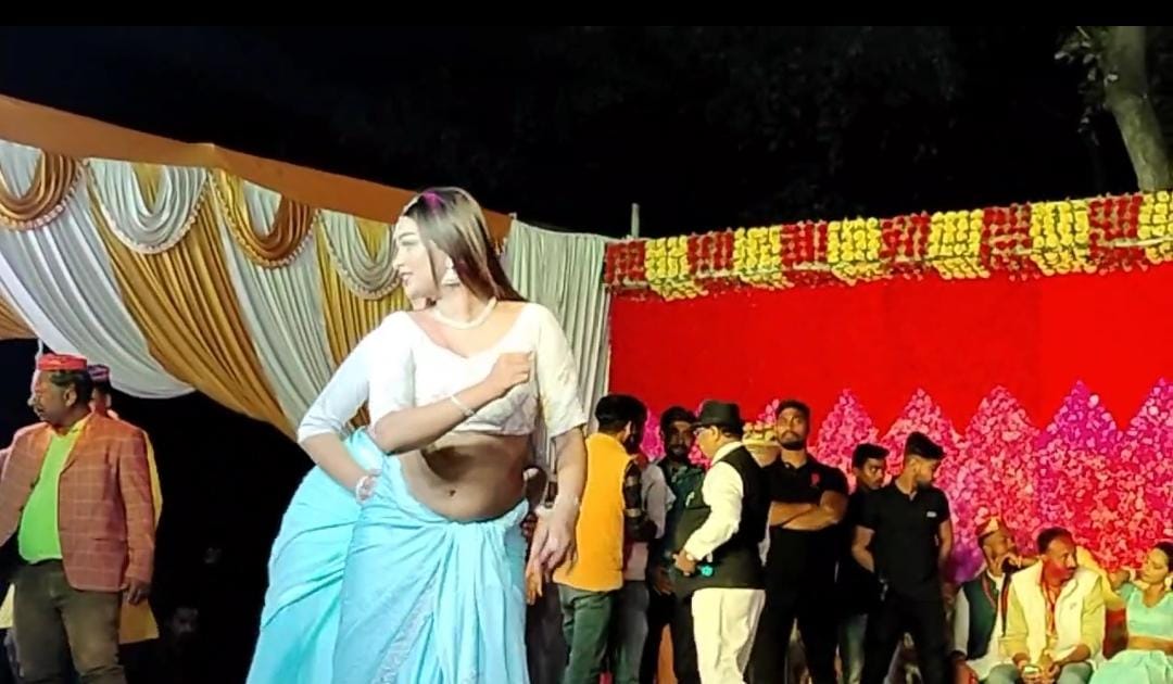 बिहार में उड़ी आचार संहिता की धज्जियां! पुलिस की मौजूदगी में बार बालाओं ने लगाये ठुमके, सांस्कृतिक कार्यक्रम के नाम पर रात भर चला अश्लीलता खेल