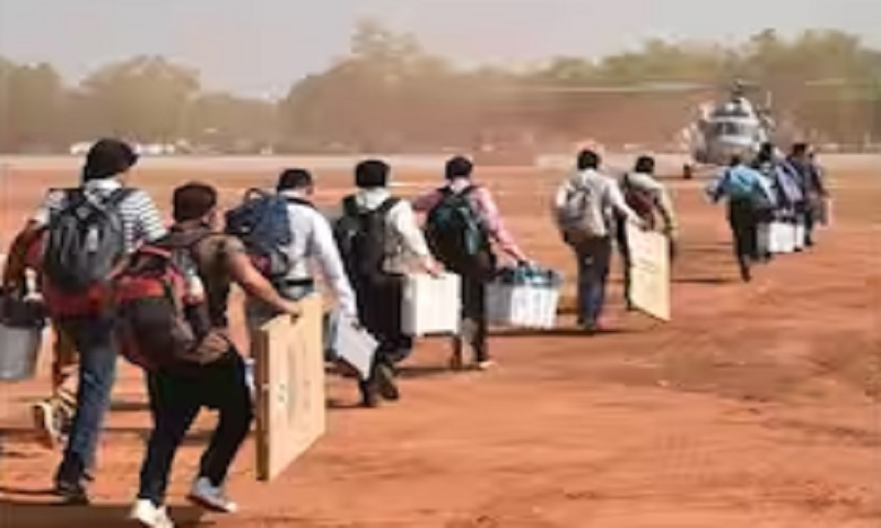 झारखंड के नक्सल प्रभावित व दुर्गम इलाके में हेलीकॉप्टर से मतदान केंद्र पहुंचेंगे पोलिंग पार्टी, युद्ध स्तर पर हो रही प्रशासनिक तैयारी