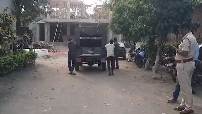 झारखंड में कैसे अपराधियों पर लगेगा लगाम, कहीं खराब हो जाती है पुलिस की गाड़ी,कैदी के साथ धक्का लगाते दिखे पुलिस कर्मी,देखिए वीडियो    