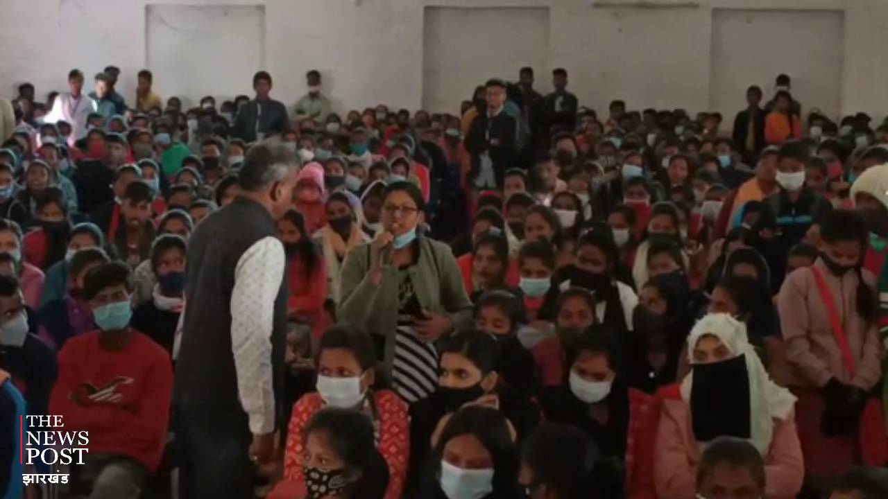 पाठ पढ़ा रहे गुमला के ये अफसर, लाइफ में कैसे हों सक्सेसफुल