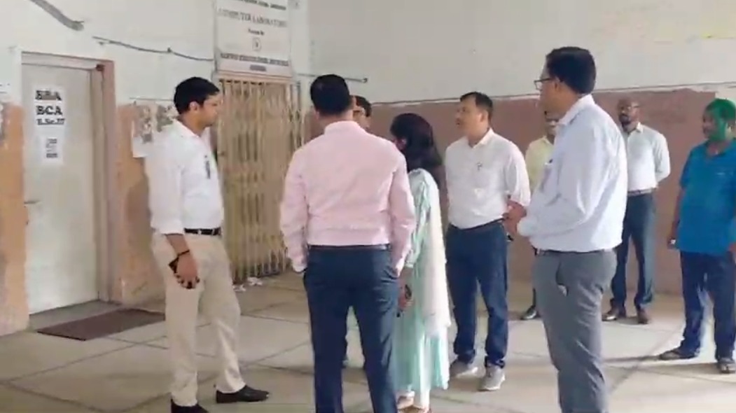 लोकसभा चुनाव की तैयारियों में जुटा जमशेदपुर जिला प्रशासन, डीसी ने स्ट्रॉन्ग रुम का लिया जायजा  