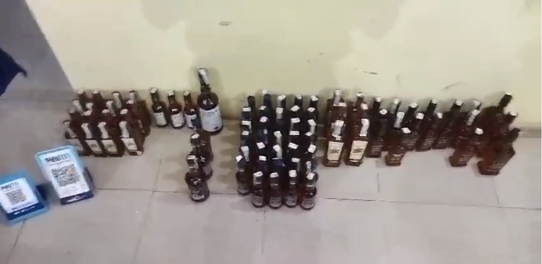 जमशेदपुर में एक्साइज डिपार्टमेंट की बड़ी कार्रवाई, नगद के साथ अंग्रेजी शराब बरामद, पढ़ें क्यों सवालों के घेरे में है कार्रवाई