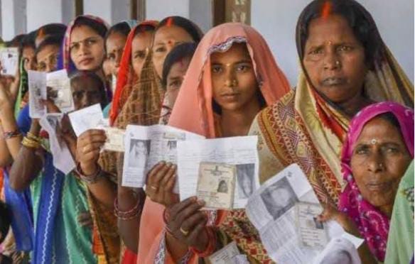  लोकसभा चुनाव 2024: दुमका में लगभग 16 लाख मतदाता करेंगे मतदान, लेकिन आधी आबादी लगायेगी जीत पर मुहर, पढ़ें महिला वोटरों का समीकरण  