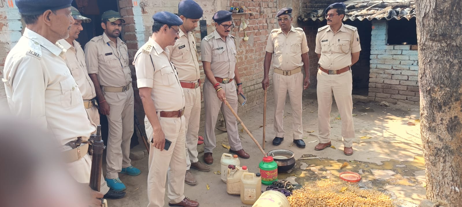 लोकसभा चुनाव को देखते हुए उत्पाद विभाग सक्रिय,बिहार पुलिस की मदद से सीमावर्ती क्षेत्रों में चलाया जा रहा है व्यापक अभियान, पढ़िये कहां का है मामला