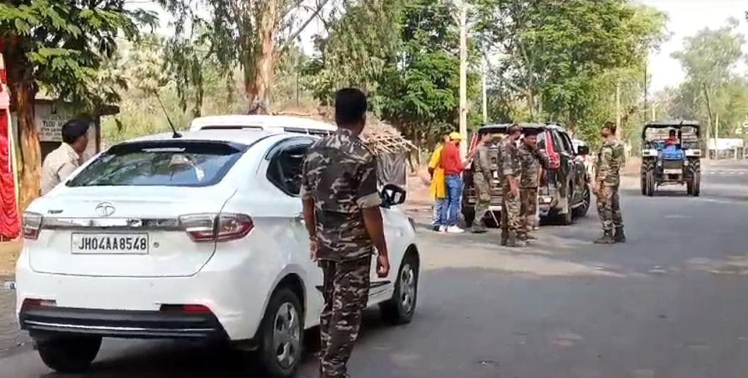 शिकारीपाड़ा चेक नाका पर वाहन से जब्त की गई राशि, पश्चिम बंगाल से झारखंड आ रही थी कार