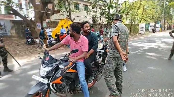 अब गुमला में थमेगा सड़क दुर्घटनाओं का सिलसिला! परिवहन विभाग ने रोकथाम के लिए शुरु की अनोखी पहल, पढ़ें क्या कहते हैं गुमलावासी   