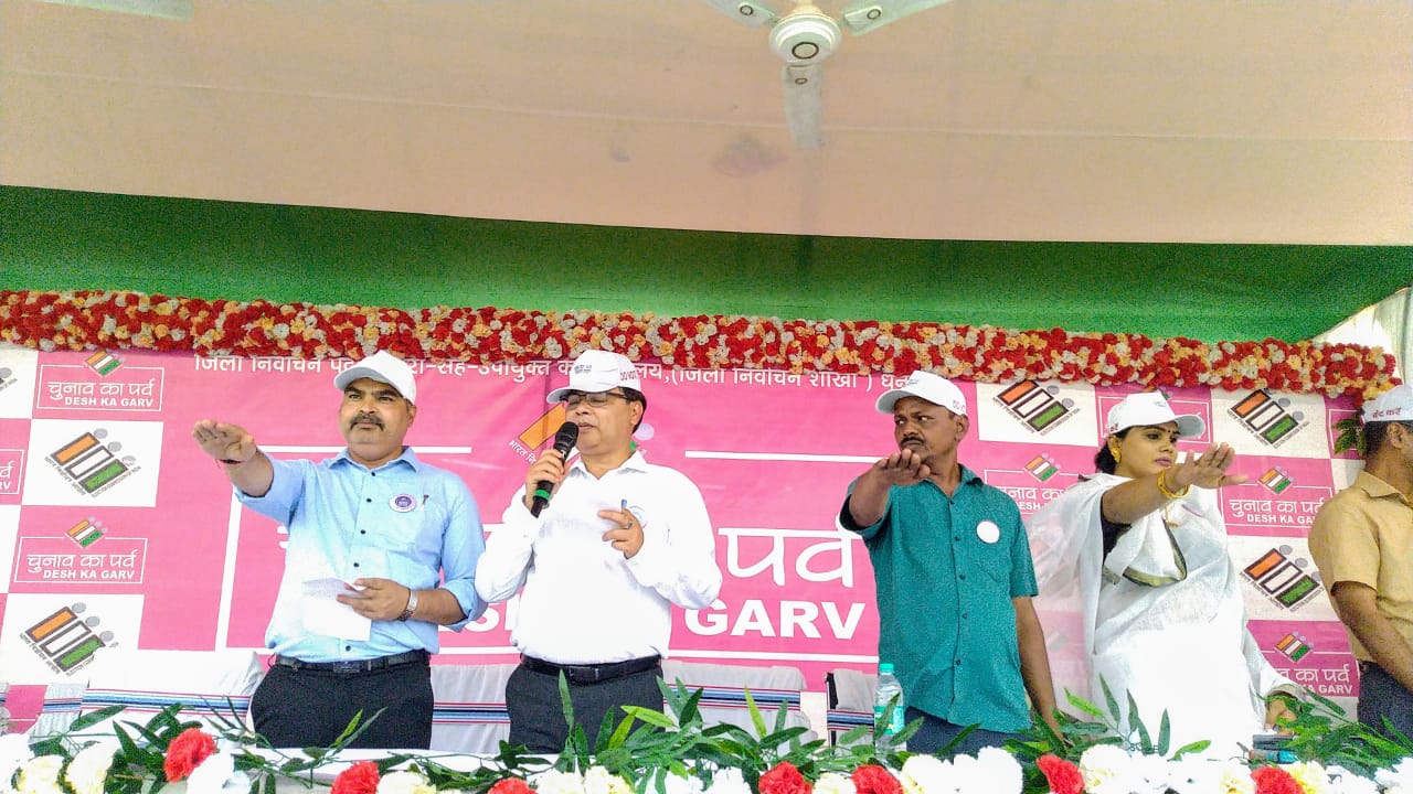 झारखंड के मुख्य निर्वाचन पदाधिकारी पहुंचे धनबाद, कहा- धनबाद, रांची और जमशेदपुर के शहरी क्षेत्र में मतदान प्रतिशत बढ़ाने की जरुरत 