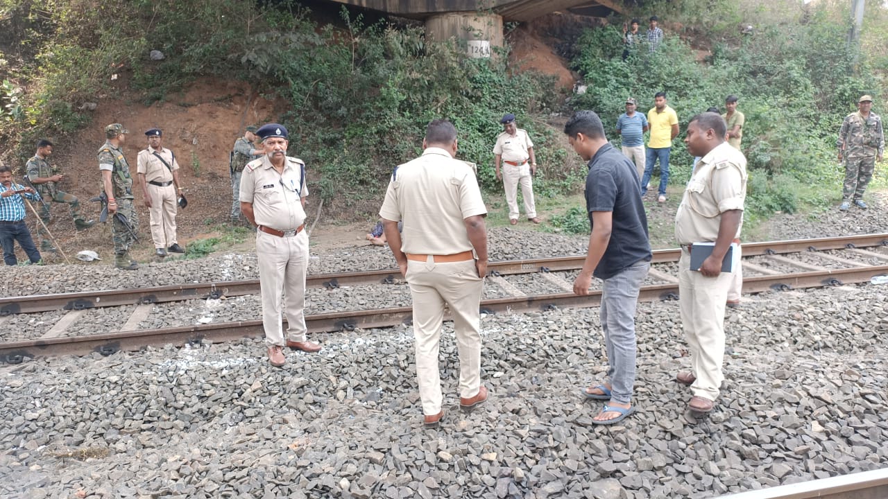 दुमका रेलवे स्टेशन के समीप ट्रैक किनारे मिली सर कटी लाश, इलाक़े में सनसनी