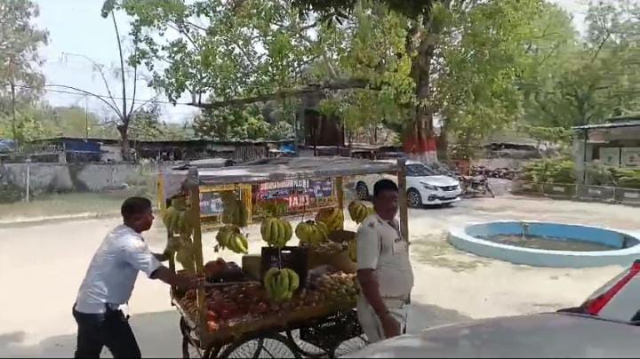 सरायकेला: सड़क हादसों को देखते हुए ट्रैफिक पुलिस सख्त,सड़क किनारे लगे ठेलों और वाहनों पर कार्रवाई तेज   