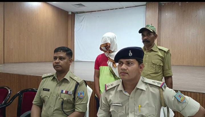  नशे के अवैध कारोबार के खिलाफ सरायकेला पुलिस की बड़ी कार्रवाई, 15 लाख के अफीम के साथ तस्कर गिरफ्तार   