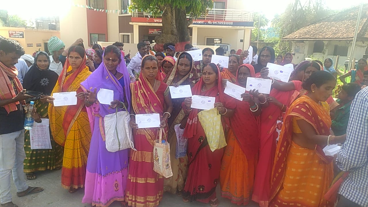  दुमका में फर्जी माइक्रो फाइनेंस कंपनी के ज़रिए सैकड़ों महिलाएं बनी अप्रैल फूल! शातिर रुपया लेकर हुआ चंपत, पढ़ें कैसे शिकार हुई महिलाएं   