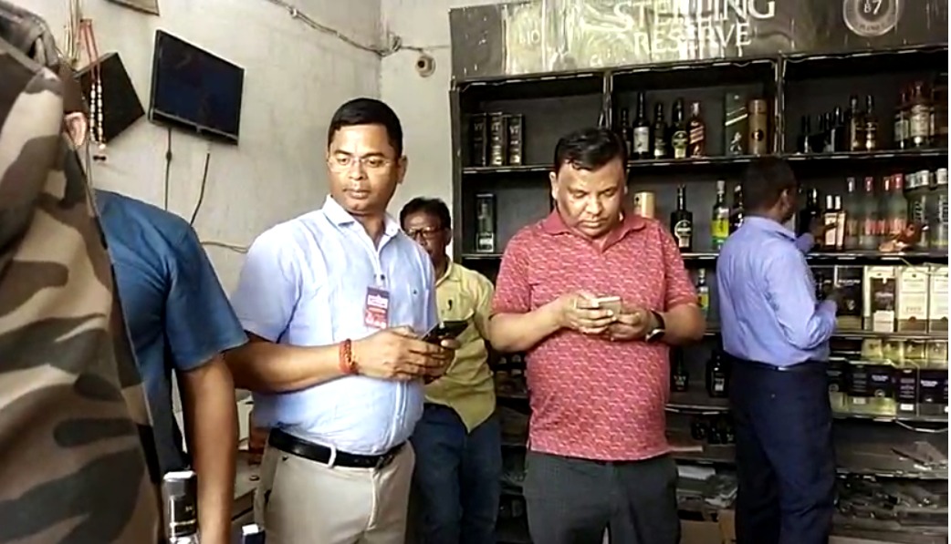 BIG BREAKING: जमशेदपुर में अवैध शराब फैक्ट्री का भंडाफोड़, करोडों रुपए का अंग्रेजी शराब बरामद